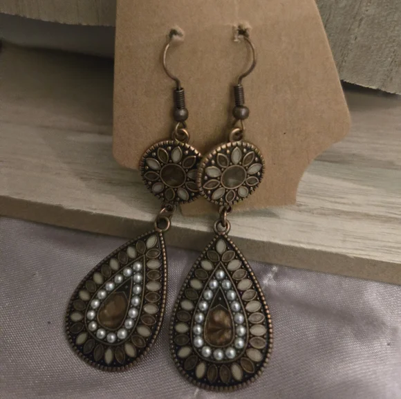 Earing - Picture 2 of 13